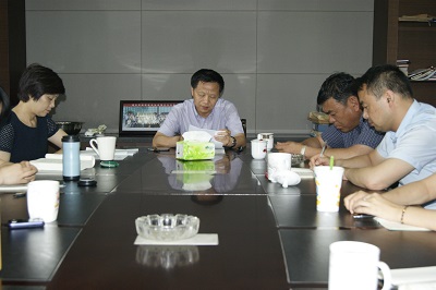 扬中科协党组书记何明根为全体党员上党课