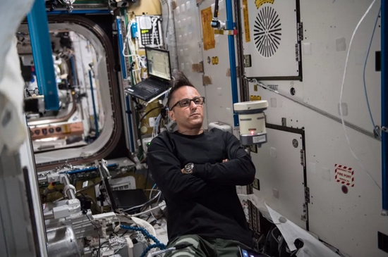 国际空间站的宇航员正在测量空间站内的微生物情况 | 图源：NASA