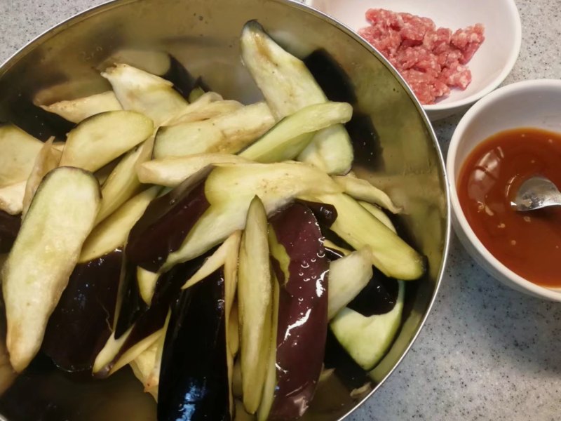 鲜香软糯香甜又下饭的照烧肉末茄子的做法步骤：2